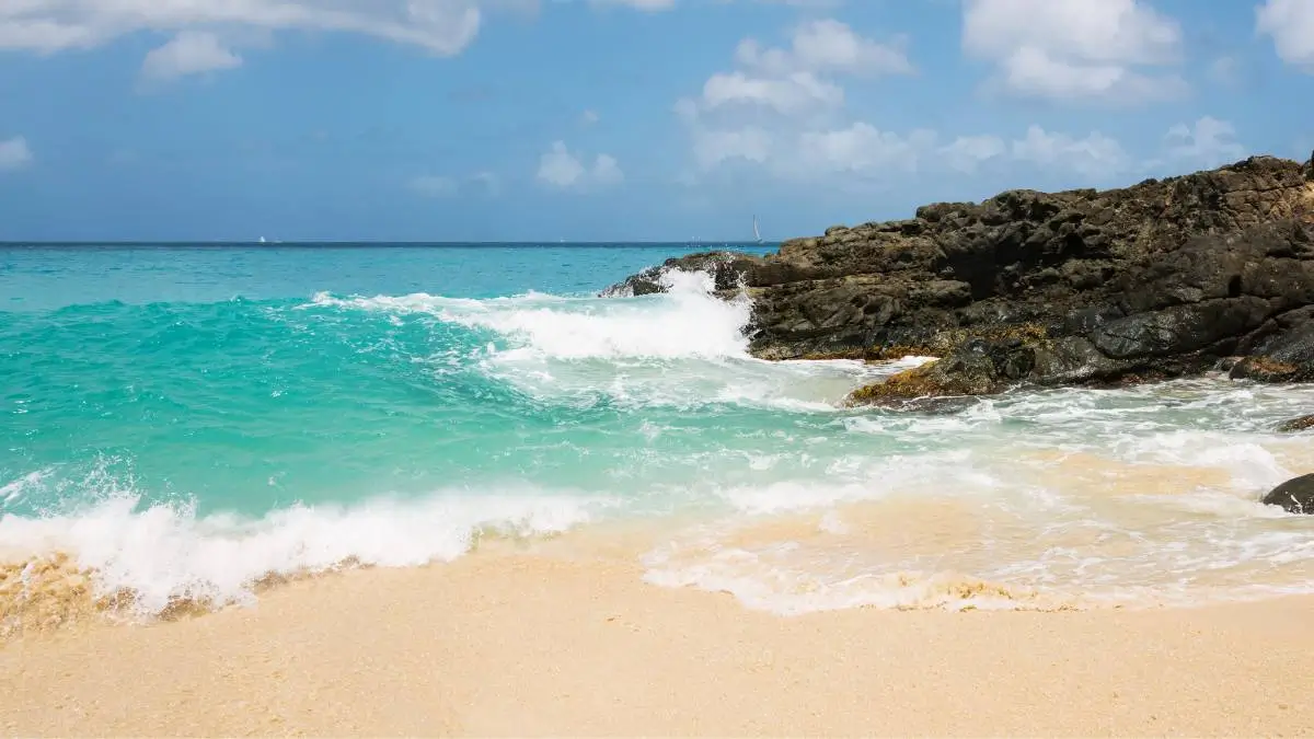 Love Landscapes, then dscove Baie Rouge Beach in Sint Maarten / Saint Martin.