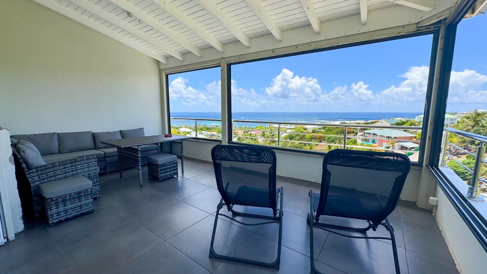 Terrasse Villa Magic SXM mit Sofa und Liegestühle